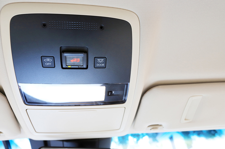 コネクティッドサービスを全車に標準搭載。「ヘルプネット」「eケア」「オペレーターサービス」といったT-Connectサービスは3年間無料。