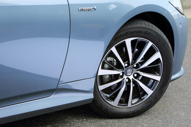 切削光輝+ダークグレーメタリック塗装の17インチアルミホイールに215/55R17サイズのタイヤを組み合わせる。