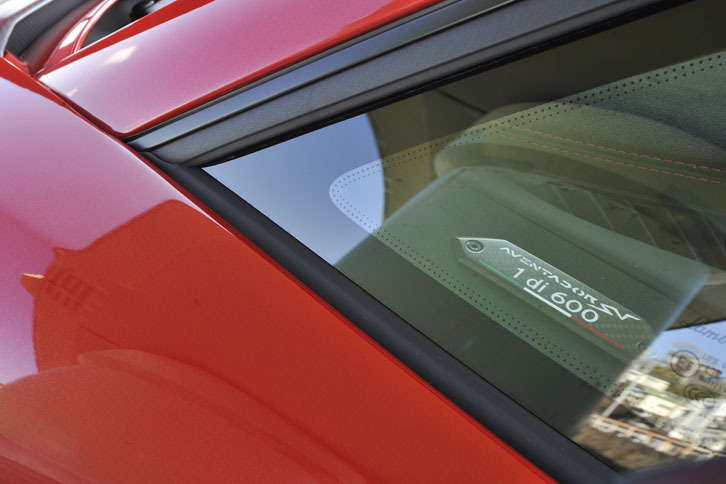 「アヴェンタドールSV」はクーペが600台、ロードスターが500台の限定モデル。運転席側ドアのトリムにシリアルプレートが付く(試乗車は1号車と記されている)。