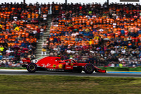 フェラーリのキミ・ライコネン(写真)は、予選Q3最後のアタックでラインが膨らみポールを逃したばかりか、メルセデスのバルテリ・ボッタスのタイムも上回れず3番グリッド。レースでは一時トップを走ったものの、古いタイヤでのロングランを強いられたほか、チームメイトのベッテルに首位の座を譲るというチームプレイに徹することに。雨の混乱でボッタスに抜かれ3位表彰台。(Photo=Ferrari)