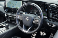 シートヒーターやステアリングヒーターはエアコンをオートにしておけば気温に応じて自動で起動。ステアリングリムの上下にはヒーターが内蔵されていないのがちょっと残念。