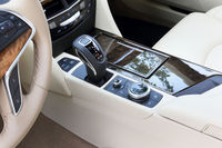 センターコンソールの操作パネルも、タッチパッド式からロータリー式のコントローラーと押しボタンの組み合わせに変更された。