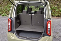 フロアボードで2段に分かれたラゲッジルーム。容量は、後席を前後にスライドすることで変化する。