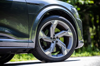 今回の試乗車では、オプションとなる22インチサイズの「アウディスポーツ5アームインターフィアレンスデザインチタングレー」ホイールに、285/35R22サイズの「ハンコック・ヴェンタスS1 evo3 ev」タイヤが組み合わされていた。