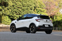 今回試乗した車両のボディーは「ブランナクレM」と呼ばれるホワイトに塗られていた。これを含め限定車「リミテッド」では、「グリラファルM」「ブルーアイロンM」「グリカシオペM」の全4色から外板色が選択できる。いずれも「ノワールエトワールM」のルーフを組み合わせたツートンカラーとなっている。