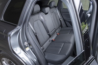 ツインモーター式4WDのため、後席の足元は右から左までフラットだ。センターに座る人への配慮とのことだが、その割にセンターのヘッドレストは左右よりも小さい。