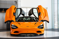 「マクラーレン・クオリファイド東京」で行われた、「750S」のお披露目会の様子。スタイリングはもちろんのこと、深海魚を思わせるフロントマスクも非常に独創的だ。