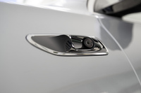 車外には10個のカメラと5個のレーダー、さらに12個の超音波センサーを装備している。