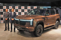 新型「パジェロ」国内仕様車の発表イベントには、パジェロで多くのラリーに参加したレジェンドドライバー増岡 弘氏(写真左)も登場。三菱が、新型パジェロでのラリー参戦を計画していると明らかにした。