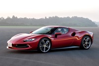 1960年代のロマンチックな曲線を現代によみがえらせるデザインは、「296GTB」でも成功しています。しかも、ただレトロなだけではなく、ちゃんとした現代のデザインです。(photo:小林俊樹)