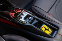 センターコンソールには過去のモデルのシフトゲートをモチーフにした意匠のシフトセレクターを配置。ただし、「D」レンジに入れる際はこちらで操作するのではなく、シフトパドルを一押しする必要がある。