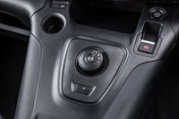 シフトセレクターはダイヤル式。「プジョー・リフター」で「アドバンスドグリップコントロール」の操作スイッチが設置されていた場所は、スイッチの“跡地”とばかりに小さなくぼみになっている。