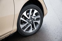 テスト車にはオプションの16インチタイヤ&ホイールが装着されていた(標準は15インチ)。最小回転半径が5.2m→5.8mへと拡大する点には要注意。