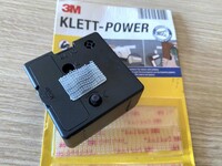 3Mの「デュアルロックファスナー」を背面に貼り付け……