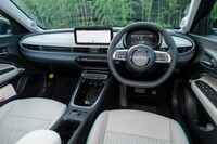 内装色はベースグレードがブラック、「ラプリマ」がアイボリー(写真)。シフトはセンタークラスター下段の押しボタン式のセレクターで操作する。純正ではフタ無しの収納ボックスには、Type-AとType-CのUSBポート、12V電源ソケット、携帯端末用のワイヤレスチャージャーが装備される。