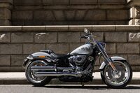 他のクルーザーモデルともども、2025年モデルで大幅改良を受けた「ファットボーイ」。意匠も見直され、新たなペイントオプションやタンクバッジが採用された。