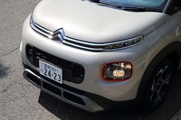 「C3エアクロスSUV」の個性を印象づけるフロントまわり。エンブレムから水平に伸びるラインの両端にはデイタイムランニングランプとウインカーがあり、グリルの両サイド(下段)にヘッドランプが配される。