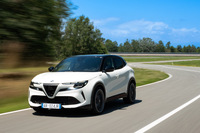 よりクイックなハンドリングが楽しめる「エレットリカ280ヴェローチェ」。ステアリングレシオは、他のモデルが15.8なのに対し、ヴェローチェは14.6。ロック・トゥ・ロックも2.75から2.7へと、やや小さくなっている。