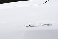 ベースグレードに「スーパー」「ヴェローチェ」「クアドリフォリオ」と4つのグレードが設定される「ジュリア」だが、4WD車が選択できるのはヴェローチェのみとなっている。