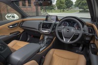 クラウンのインテリアは“Simple & Emotion(シンプル アンド エモーション)”をテーマにデザインされている。特別仕様車の優雅なツートンカラーは、ダッシュボードからドアトリムへと連続する特徴的なラインを一段と印象づける。