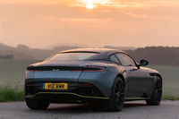 「アストンマーティンDB11」のリアビュー。リアコンビランプは、フェンダーパネルのふくらみやトランクリッドの造形に沿うようにデザインされている。