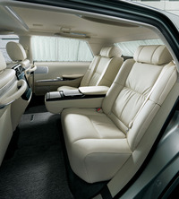 「センチュリー(セダン)」のリアシート。SUVのほうが広いとはいえ、こちらも十分にぜいたくな空間だ。レザーだけでなくウールファブリックも選べる。