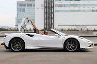 2分割式のリトラクタブルハードトップは、格納に要するスペースの小ささも特徴。車内空間の縮小は、最小限に抑えられている。