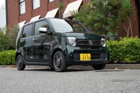 2色の専用ボディーカラーをラインナップ。試乗車の「ブリティッシュグリーンパール」のほかに「プレミアムアガットブラウンパール」(茶色)も選べる。