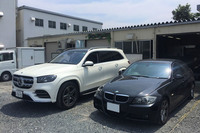 東久留米のマフラー工房キダスペシャルに「GLS400d 4MATIC」で向かった。写真右の車両は、同社代表である岡田ピーの自家用車「BMW 3シリーズ」(E90)。2台を並べると、ボリュームの違いがハッキリわかる。