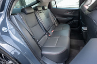 バッテリーの搭載位置は、従来型の荷室床下から新型では後席座面下に変更。マスの集中とパッケージの高効率化を実現している。