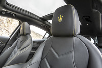 「グレカーレ トロフェオ」のインテリア。今回の試乗車はシートやトリムなどにブラックの本革を用い、コントラストカラーとなるイエローのステッチやエンブレムの刺しゅうが施されていた。