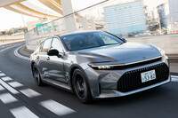 走行時にエンジンが音を発するHEVには、スピーカーから逆位相の音を出してノイズを打ち消すアクティブノイズコントロール機能が搭載される。(写真:向後一宏)