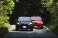 Bセグメントのスポーティーな2台、「ルーテシア」(写真奥)と「GRヤリス」(同手前)は価格も含めて真っ向勝負の対決です。(photo:菊池貴之)