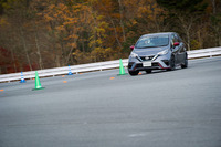 定常円旋回に挑む筆者。朝にトライしたときよりも格段にうまく回れたことが楽しく、集中しすぎたため、このあとの進路を間違えてしまった(言い訳)。