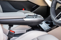 空中に浮かんでいるようなシフトコンソールを、BMWでは「アイランド型センターコンソール」と呼んでいる。シフトセレクターやモード切り替えスイッチが備わるほか、後半部はアームレストとしても使える。