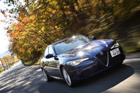 「BMW 3シリーズ」を意識して開発されたであろう、アルファ・ロメオのスポーツセダン「ジュリア」も安い。2リッター直4ターボの「スーパー」(写真)などいかが?