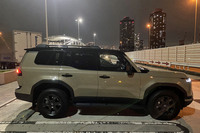 「GX550“オーバートレイル+”」のボディーサイズは4970×2000×1925mmで、ホイールベースは2850mm。前後の電動式スタビライザーを独立制御し、路面追従性を向上させる「E-KDSS(Electronic-Kinetic Dynamic Suspension System)」を搭載する足まわりも同モデルの特徴だ。