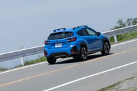 スバル自慢の先進運転支援システム「アイサイト」はステレオカメラから中央に広角の一眼を加えた3カメラ式に強化されている。