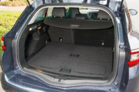 荷室容量は5人乗車時で580リッター、後席をたたんだ状態で1695リッター。高さの調整が可能な2分割式のフロアボードや荷室セパレーターなどにより、多彩なアレンジを実現している。(写真をクリックすると、シートの倒れる様子が見られます)