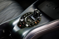 センターコンソールにはシフトセレクターを囲むように各種スイッチ類が円形にレイアウトされる。