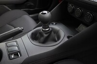 6段MTは従来モデルの改良型。シンクロレブコントロールはシフトベース左前方の「S-MODE」スイッチにより、オン/オフできる。