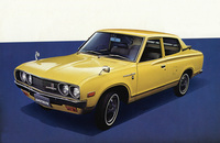 1972年に登場した「ダットサン・トラック」(620)のダブルピックアップ。“ウイングライン”と称する大胆なキャラクターライン、Cピラーからテールに至るセミファストバック風のラインなど、ある意味乗用車以上に抑揚の大きいスタイリングを持つ。