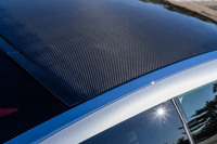 CFRP製ルーフが採用される「LC500」。スポーティーな見た目であるのはもちろんのこと、同面積のスチール製ルーフに比べ6kgの軽量化を果たしているという。ボディー外板はこのCFRPやGFRP、アルミ、高張力鋼板などが適材適所で用いられている。