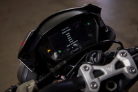 走りに関する装備は充実しており、ライド・バイ・ワイヤやアジャスタブルABS、スイッチャブルトラクションコントロール、ライディングモード切替機能などが搭載されている。