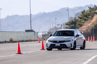 「テールゲートスポイラー(カーボン)」を装着した「シビック タイプR」でスラロームテストを実施。ステアリングを切り始めた際の反応がよく、走りに爽快感や清涼感が加わったように感じた。走行中の静粛性向上も、同アイテム装着による効果と考えられる。