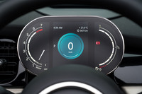 新たに採用されたメーターパネルは一見“フル液晶”に見えるが、実はエンジン回転計は機械式である。