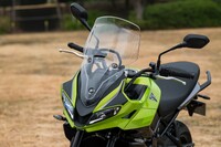 フロントカウルには高さの調整が可能なウインドスクリーンを装備。操作は手動で、85mmほどの可動域を持つ。