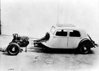 「トラクシオン アヴァンは」フロントのサブフレームにパワートレインやサスペンションを取り付け、それを車体に取り付ける設計となっていた。