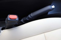 パーキングブレーキはレバー式(サイドブレーキ)。ここにもきちんとレザーが巻かれている。