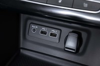 センターコンソールのソケット類。USBのほかAUXにも対応する。